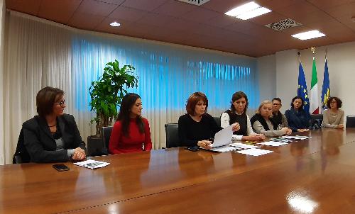 L'assessore Fvg a Pari opportunità e Famiglia, Alessia Rosolen (al centro), nel corso della conferenza stampa di Udine sui progetti antiviolenza
